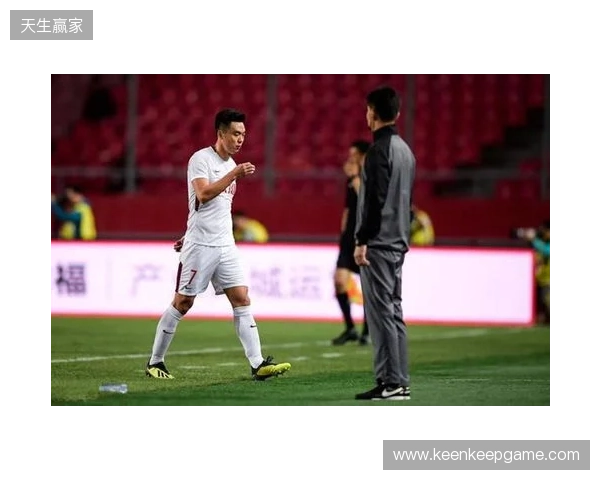 飞踹座椅染红！玉昆官方：门将教练米克尔造成恶劣影响，罚款2万