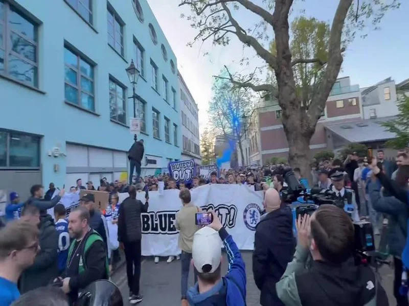 这回真卡车安排上了，切尔西球迷用卡车打出标语抗议BlueCo